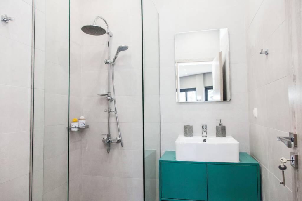 E Spacious Cornered Brand New Studio Apartment E 아테네 외부 사진