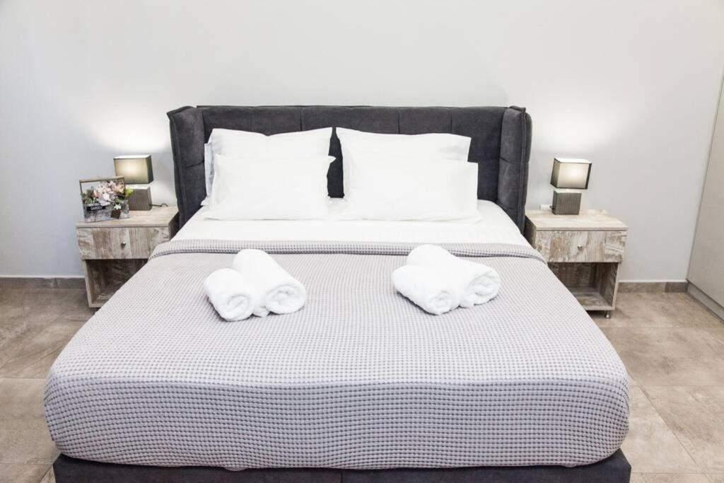E Spacious Cornered Brand New Studio Apartment E 아테네 외부 사진