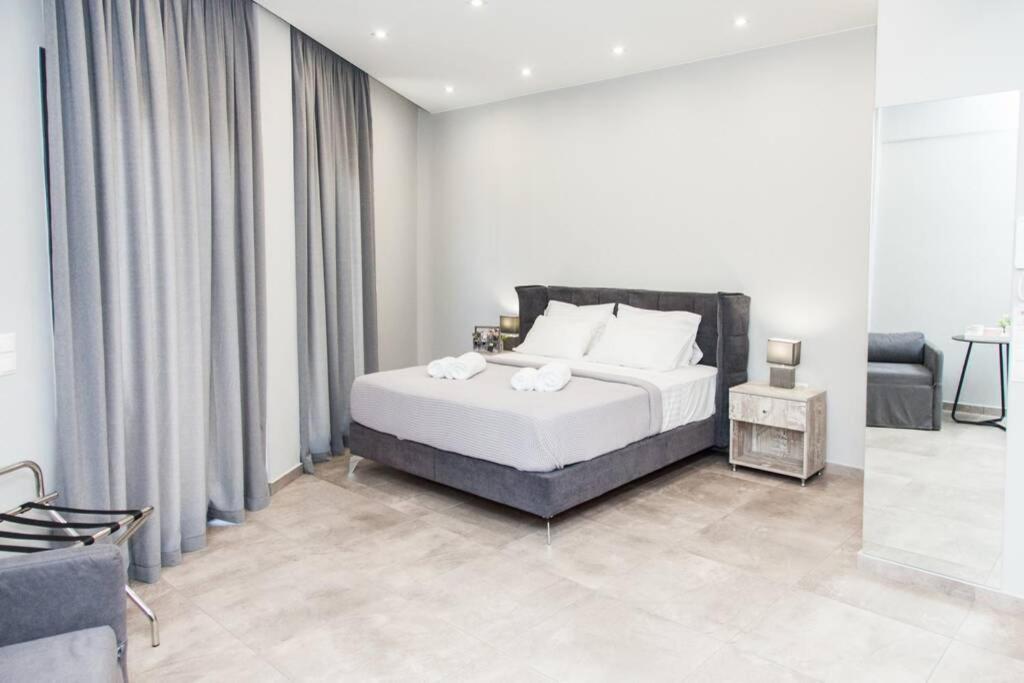 E Spacious Cornered Brand New Studio Apartment E 아테네 외부 사진